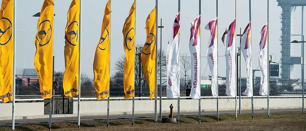 Auf Halbmast: Die Flaggen von Lufthansa und Germanwings auf dem Flughafen Leipzig/Halle