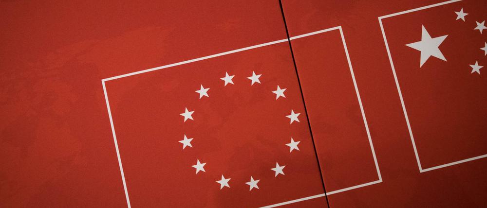 Piktogramme der Flaggen Europas und Chinas an einer Wand.