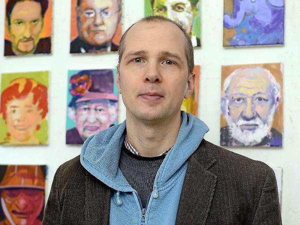 Hinter der Hand versteckte sich der freischaffende Maler Marc Taschowsky. 