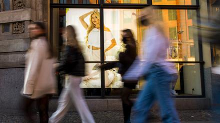 Passanten gehen an einem Modegeschäft am Hackeschen Markt vorbei. Der Textilhandel hat in Berlin besonders große Probleme. 