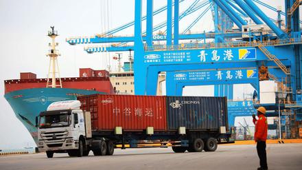 Qingdao: In einem Hafen in Qingdao werden Container verladen. 