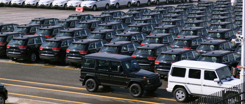 Wagen der US-Marke Jeep stehen in der chinesischen Hafenstadt Guangzhou.