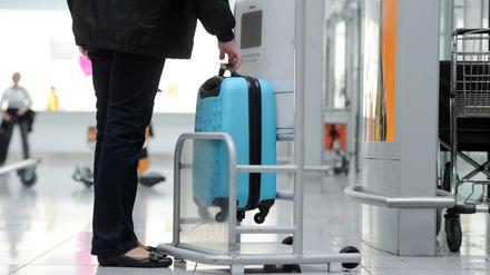 Handgepäck von Fluggästen darf bestimmte Maße nicht überschreiten.