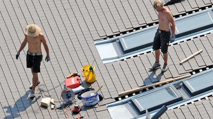 Blank ziehen sollten Dachdecker besser nicht. Sie erhöhen sonst das Risiko, Hautkrebs zu kriegen. 