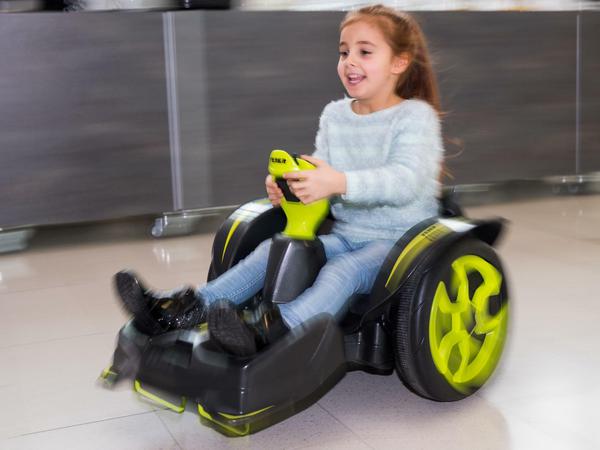 Ein Mädchen fährt auf der Spielwarenmesse in Nürnberg auf dem "Feber Mad Racer" des Herstellers Fabricas Agrupadas de Munecas de Onil. Das Spielzeug ist in der Kategorie "SchoolKids" für den "Toy Award" nominiert. Die weltweit größte Spielwarenmesse geht bis 4. Februar 2018.