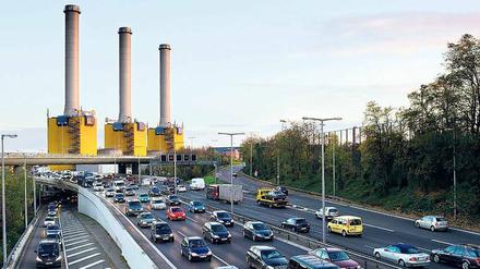 Eine große Kohlendioxidquelle an der Autobahn in Wilmersdorf, viele kleine davor. In Zukunft sollen die Strom- und Wärmeerzeugung genau wie der Verkehr möglichst klimaneutral laufen. 