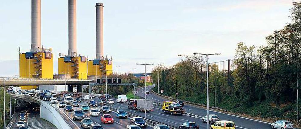 Eine große Kohlendioxidquelle an der Autobahn in Wilmersdorf, viele kleine davor. In Zukunft sollen die Strom- und Wärmeerzeugung genau wie der Verkehr möglichst klimaneutral laufen. 