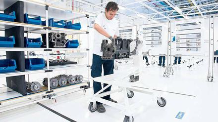 Ein Volkswagen-Mitarbeiter im mexikanischen Silao im neuen VW-Motorenwerk. Für den Wolfsburger Konzern ist Mexiko seit 50 Jahren ein attraktiver Produktions- und Investitionsstandort. 