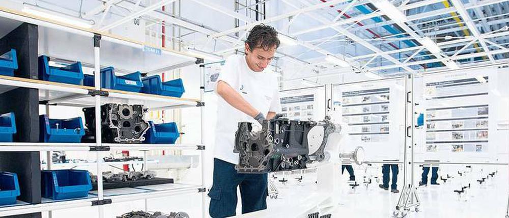 Ein Volkswagen-Mitarbeiter im mexikanischen Silao im neuen VW-Motorenwerk. Für den Wolfsburger Konzern ist Mexiko seit 50 Jahren ein attraktiver Produktions- und Investitionsstandort. 