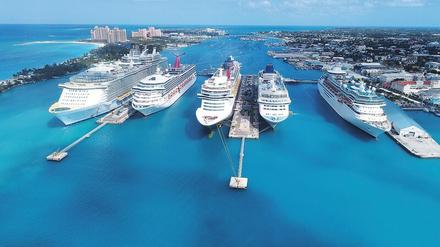 Fünf auf einen Streich. Ein typisches Bild vom Hafen von Nassau auf den Bahamas – vor Corona. Bis August gilt in den USA eine „no sail order“. 