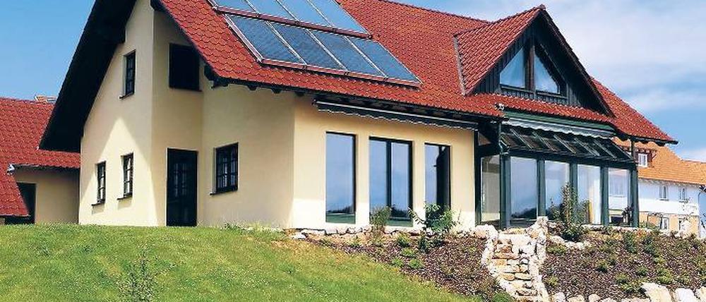 Fotovoltaikanlagen werden immer preiswerter. So sanken die Preise für schlüsselfertige Solarstromanlagen innerhalb der vergangenen zwölf Monate nach Berechnungen des Bundesverbands Solarwirtschaft (BSW-Solar) um durchschnittlich 13 Prozent. Foto: dpa