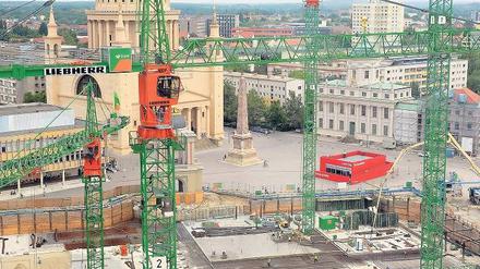 Kräne drehen sich über der Bodenplatte des zukünftigen Landtages in Potsdam. Die Fertigstellung und Inbetriebnahme des Baus ist im ersten Halbjahr 2013 geplant. Foto: dpa