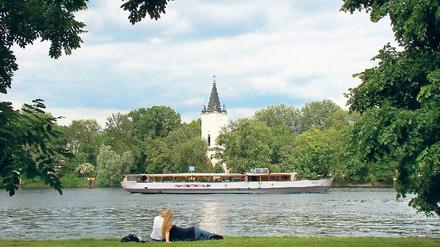 Romantik in der Stadt – die Halbinsel Stralau vom Treptower Park aus gesehen. Foto: Ilona Studre