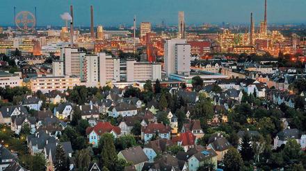 Der Chemie-Park des Bayer-Konzerns hinter der Leverkusener Innenstadt und der alten Werkssiedlung (vorne) - Umnutzung gilt als Königsweg beim Klimaschutz.