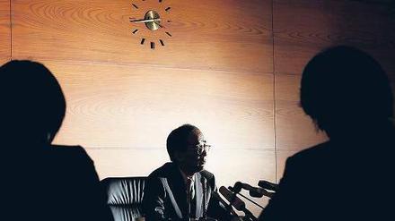 Düstere Aussichten. Notenbank-Chef Masaaki Shirakawa rechnet nur noch mit halb so viel Wachstum. Erst im Herbst sei eine Erholung zu erwarten. Foto: Reuters