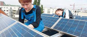 Solarenergie gehört zum Energiemix der Zukunft. Eine Lehre als Anlagenmechaniker für Sanitär, Heizung und Klimatechnik ebnet den Weg in die Berliner Wachstumsbranche – auch wenn die Jobbezeichnung erstmal nicht so sexy klingt.Foto: picture-alliance/dpa