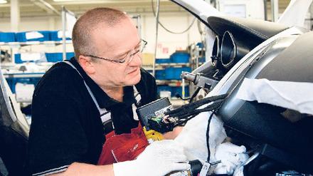 Schnell geschaltet. Mit dem Projekt „SilverLiner“ hält die Audi-Manufaktur für den R8-Sportwagen in Neckarsulm seit Jahrzehnten ältere Mitarbeiter im Unternehmen. Foto: ddp