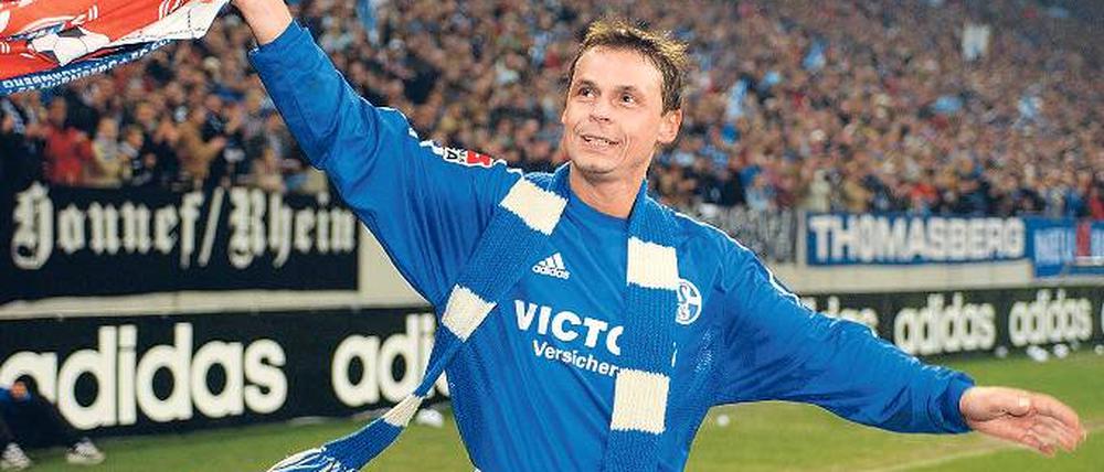 Typische Karriere. Olaf Thon, der frühere Spielmacher von Schalke 04, ist seit einem Jahr Chef des VfB Hüls in der fünften Liga.Foto: dpa