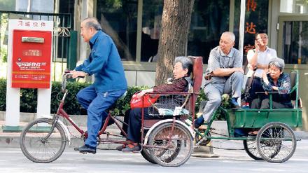 Immer mehr Alte. Auch in China droht eine Überalterung der Gesellschaft. In Deutschland gibt es das Problem schon länger, die Zahl Demenzkranker nimmt zu. Sie brauchen speziell weitergebildete Begleiter, die sich in sie hinein denken können. Foto: Reuters