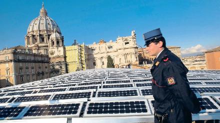 Grüne Energie für den Vatikanstaat. Die Solaranlage auf dem Dach der Audienzhalle von Papst Benedikt XVI. versorgt rund 100 Haushalte mit Strom. Foto: Reuters