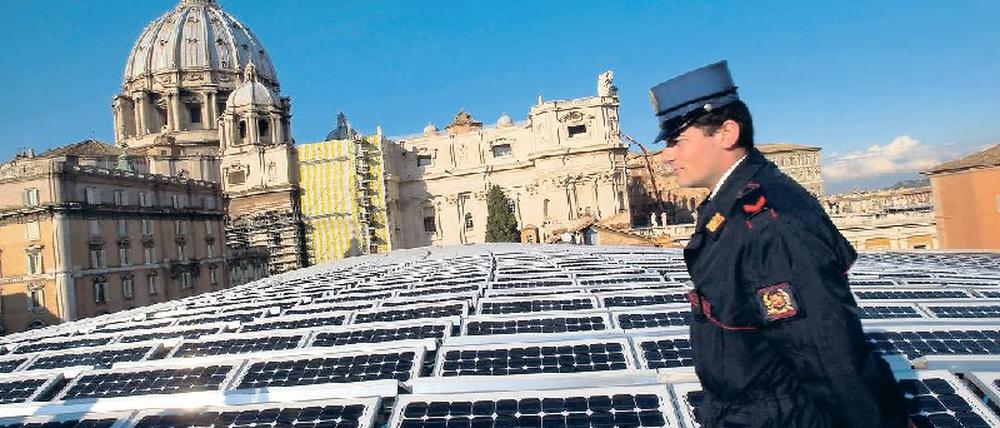 Grüne Energie für den Vatikanstaat. Die Solaranlage auf dem Dach der Audienzhalle von Papst Benedikt XVI. versorgt rund 100 Haushalte mit Strom. Foto: Reuters