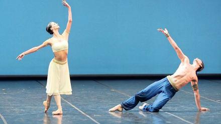 Mit Grazie. Auf der Bühne werden klassische und moderne Tanzstile oft vermischt. Das verlangt den Tänzern einiges ab. Foto: dapd
