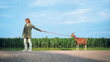 Entschleunigung. Beim Spaziergang mit Ziege bestimmt das Tier das Tempo. Wer sich darauf einlässt, wird mit Entspannung belohnt 