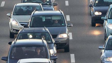 Staugefahr. Wer wie die meisten mit dem Auto pendelt, ist auf den Verkehrsfunk und starke Nerven angewiesen. Foto: ddp