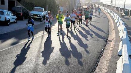 Langer Lauf. Der Two Oceans Ultra Marathon findet in Südafrika statt. Foto: dpa