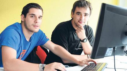 Austausch. Der Spanier Alvaro Hernandez (links) macht eine Ausbildung zum Fachinformatiker, Peio Mardaraz wird Elektroniker für Gebäude und Infrastruktursysteme. Foto: dpa