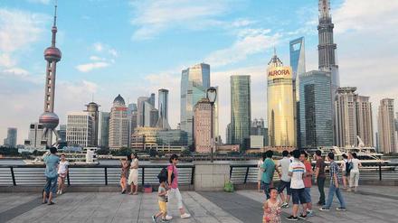Schanghai. In Chinas Millionenmetropolen bieten sich auch Deutschen Chancen. 64 Prozent der deutschen Entscheider unterhalten intensive Wirtschaftsbeziehungen zu dem Land. Foto: AFP