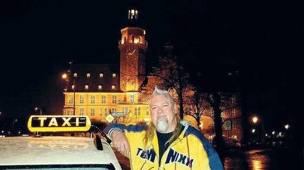 Ich fahr Taxi. Dirk Wegener macht vor dem Rathaus Reinickendorf Pause. 