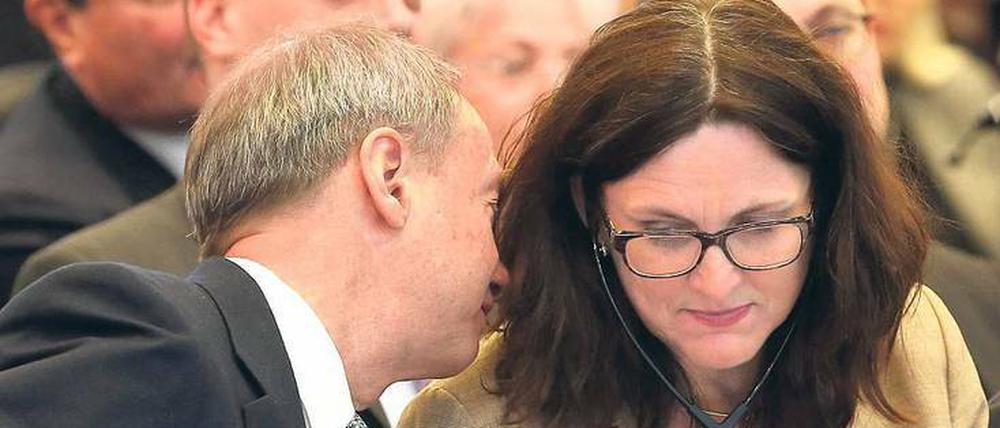 Stille Post. Was der amerikanische Botschafter in Deutschland, John B. Emerson, wohl der EU-Handelskommissarin Cecilia Malmström zuflüstert? 