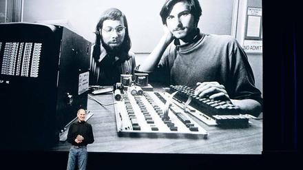 Auch Steve Jobs (1955 - 2011, auf der Projektion oben rechts) verließ Apple und stieg dort später wieder ein. 