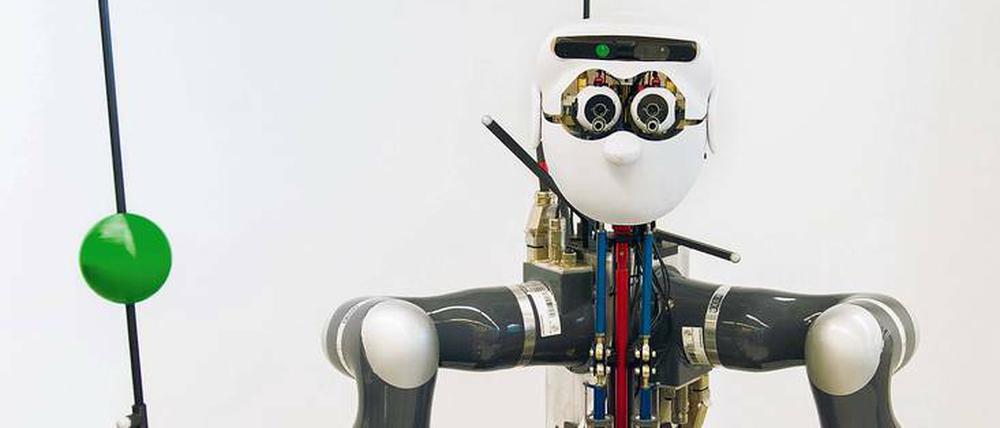 Kollege aus Stahl und Draht. Dieser Roboter namens Apollo wird am Max-Planck-Institut für intelligente Systeme in Tübingen darauf trainiert, möglichst flexibel zu reagieren. Künstliche Intelligenz ist aber längst nicht nur ein Thema für die hochspezialisierte Forschung und technikbegeisterte Nerds. Tatsächlich sind entsprechende Systeme schon in vielen Unternehmen im Einsatz. 