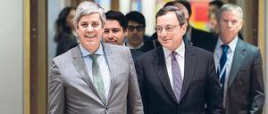 Der Eurogruppen-Vorsitzende Mario Centeno (l), und EZB-Präsident Mario Draghi am Montag in Brüssel. 