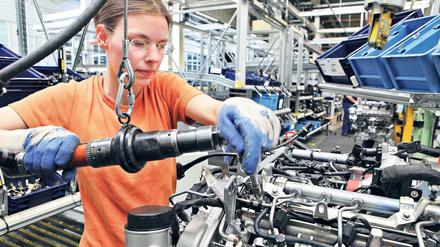 Wachstumsmotor. Zu den großen Berliner Industriebetrieben gehört das Daimler-Benz-Werk in Marienfelde, das Antriebe für die Autos der Konzerns produziert. 