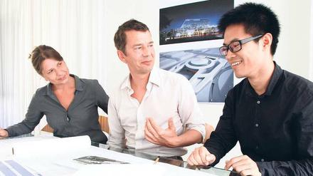 Erfolgreiche Planer. Bei „GKK+Architekten“ entwerfen Annett Pietrzak, Markus Funke und ihr chinesischer Kollege Bu Jiang (von links) Bauten für Peking und Guangzhou. 