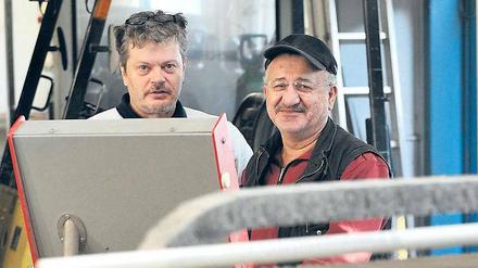 Ungestörtes Betriebsklima. Firmenchef Yalcin Uzunur (rechts) mit seinem deutschen Angestellten Wolfgang Sauer in der Weddinger Firma, die Edelstahl bearbeitet.