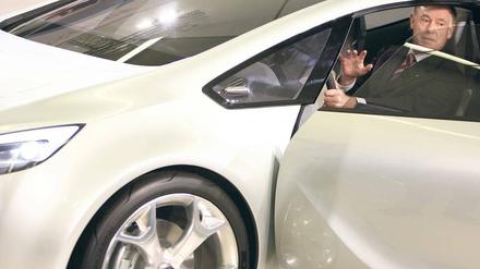 Präsident am Steuer. Horst Köhler in einem Opel Flextreme – einer Studie mit Elektroantrieb. 