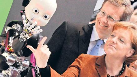Einfache Rechnung. Bundeskanzlerin Merkel testet auf der Hannover Messe einen Roboter am italienischen Stand. 