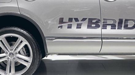 Auch in Hybridautos, die Verbrennungs- und Elektromotoren verbinden, arbeiten Hochleistungsbatterien. Schrauber, die ihren Wagen selbst reparieren, begeben sich in Lebensgefahr.
