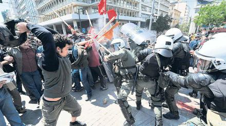 Eskalation. Demonstranten lieferten sich am Donnerstag vor dem Finanzministerium in Athen ein Scharmützel mit der Polizei.