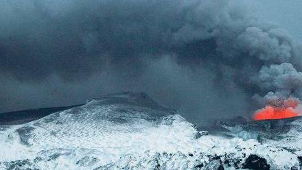 Er raucht noch immer, der Vulkan Eyjafjöll. Doch seit Donnerstag läuft der Flugverkehr wieder planmäßig. Wegen der Aschewolke war der Luftraum tagelang gesperrt. Foto: Reuters