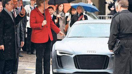 Autos von morgen. Bundeskanzlerin Angela Merkel besichtigte am Montag im strömenden Regen vor dem Brandenburger Tor die "Technikschau" der deutschen Automobilindustrie und ihrer Zulieferer. Mit dabei: die Elektrostudie "E-tron" von Audi.