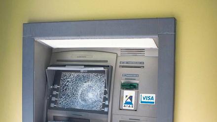 Zerschlagen. So lautet die wütende Losung über einem Geldautomaten in der nordgriechischen Stadt Thessaloniki – aber das sieht man auch so.