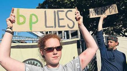 BP lügt. Das sagen jedenfalls Demonstranten in den USA. Nachhaltigkeitsfonds gehen weniger kritisch mit dem Ölkonzern um.Foto: AFP