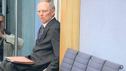 Allein? Bundesfinanzminister Wolfgang Schäuble hat für das Gesetz zum Leerverkaufsverbot heftige Kritik einstecken müssen. Er würde es gerne auf Europa ausweiten. 
