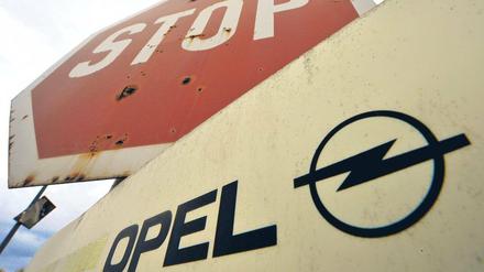 Nicht vor und nicht zurück. Der Druck auf die Bundesregierung wächst, sich beim Thema Opel endlich festzulegen. 