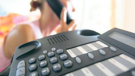 Gebührenfalle Telefon. Der Anruf bei einer 0900er-Nummer kann bis zu drei Euro pro Minute kosten. 
